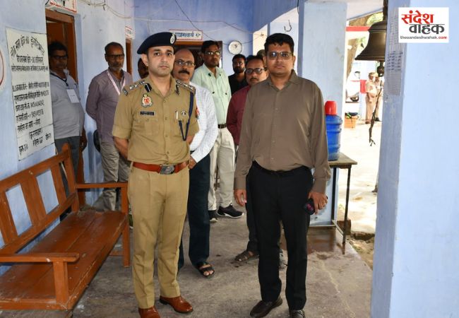 UPTET परीक्षा को लेकर डीएम और एसएसपी ने केंद्र का किया औचक निरीक्षण