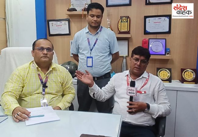 सड़क हादसे में जान गंवाने वाले शिक्षक परिवार को SBI ने सौंपा 70 लाख का बीमा चेक