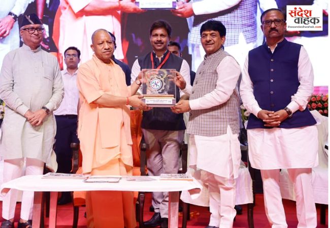सीएम योगी ने 11 युवा आइकॉन को किया सम्मानित