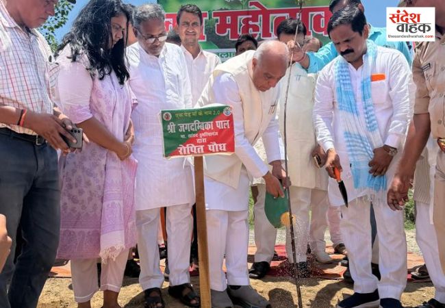 जगदंबिका पाल ने रोपे पौधे