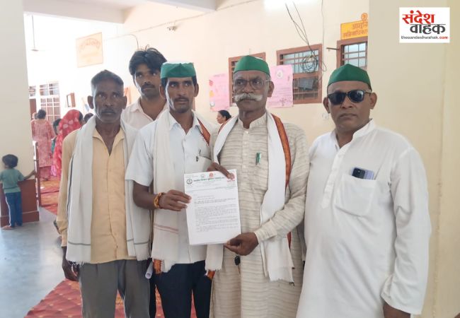 बाबा साहब का बोर्ड तोड़ने के विरोध में भीम आर्मी ने किया प्रदर्शन