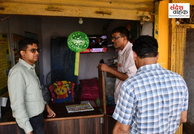 डीएम ने खाद की दुकान का किया औचक निरीक्षण