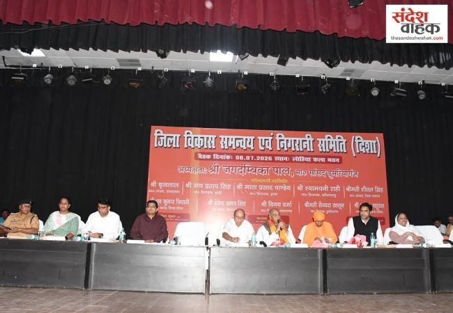 सिद्धार्थनगर में बिना अनुमति गैरहाजिर अफसरों का रुका वेतन, दिशा बैठक में सांसद के सख्त निर्देश