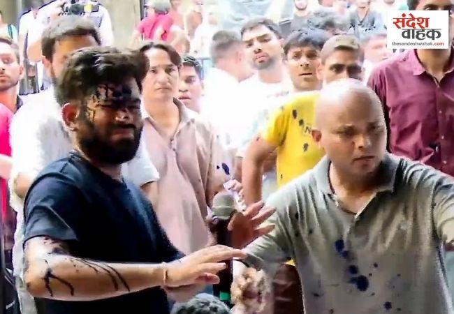 जंतर-मंतर पर CJP प्रमुख अभिजीत दीपके पर फेंकी गई स्याही, बोले- 'नीला मेरा रंग है, जय भीम'