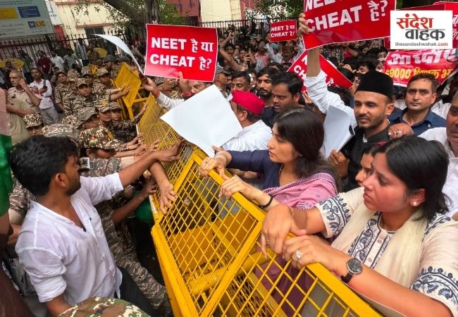 डिंपल यादव समेत कई सपा सांसद हिरासत में, अखिलेश यादव ने जताया विरोध