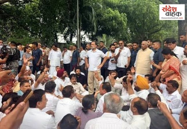 PM आवास के बाहर पहली बार धरने पर बैठे राहुल गांधी, प्रियंका और खरगे भी हुए शामिल