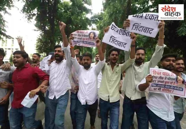लखनऊ में छात्रों का प्रदर्शन, डिंपल यादव-अखिलेश समेत विपक्षी नेताओं के खिलाफ नारेबाजी