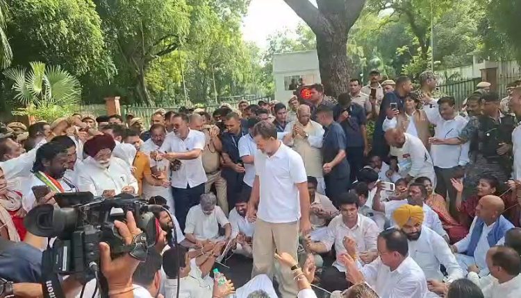 Congress Protest: PM आवास के बाहर हाईवोल्टेज ड्रामा, राहुल-अखिलेश हिरासत में लिए गए