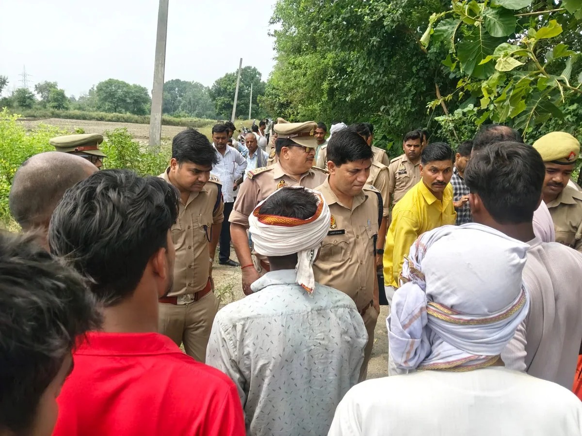 गोंडा में पुल निर्माण से पहले बड़ा हादसा, सरिया लदा ट्रक पलटा, 3 मजदूरों की मौत