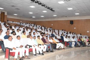 सिद्धार्थनगर में बिना अनुमति गैरहाजिर अफसरों का रुका वेतन, दिशा बैठक में सांसद के सख्त निर्देश