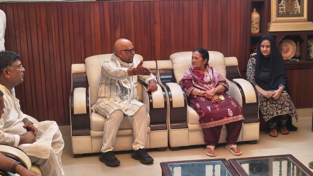 जौहर यूनिवर्सिटी पहुंचे अजय राय, छात्रों-शिक्षकों का बढ़ाया हौसला, सरकार पर साधा निशाना