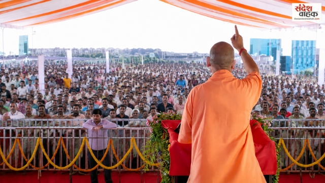 UP के 10 लाख शिक्षकों-कर्मचारियों को डबल सौगात, कैशलेस इलाज के साथ मिलेगा लाइफ इंश्योरेंस भी