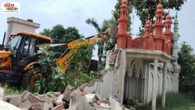 संभल में प्रशासन का बुलडोजर एक्शन: अवैध ईदगाह जमींदोज, 25 फीट ऊंची मीनार भी ढहाई