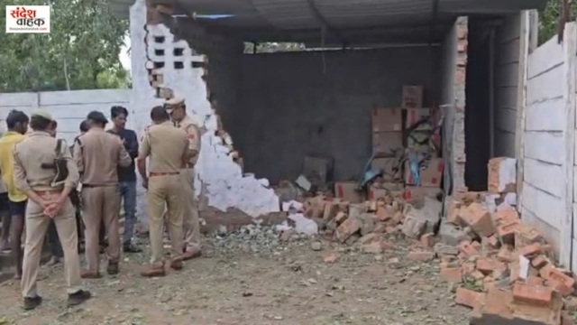 Saharanpur पटाखा फैक्ट्री में भीषण धमाका, दो मजदूरों की मौत, कई के मलबे में दबे होने की आशंका