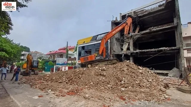 लखनऊ अग्निकांड: अवैध इमारत पर बुलडोजर चला, अब मालिक से 26.14 लाख की रिकवरी करेगा LDA