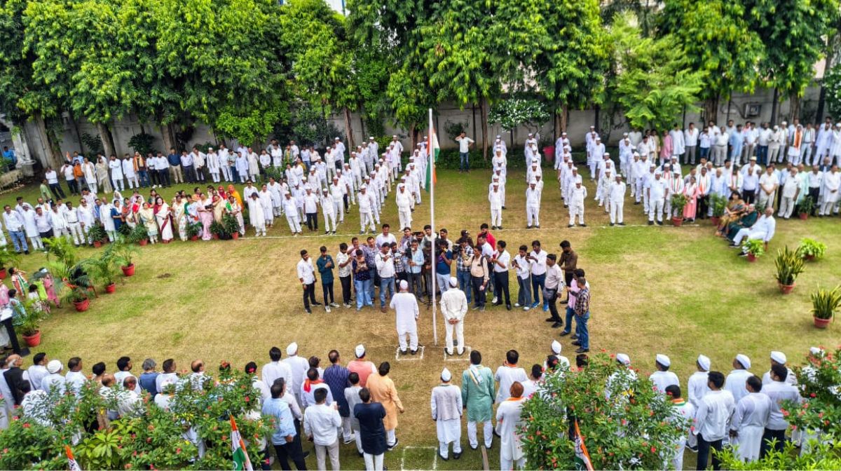 स्वतंत्रता दिवस पर कांग्रेस मुख्यालय में फहराया तिरंगा, अजय राय ने देश की एकता-अखंडता का लिया संकल्प