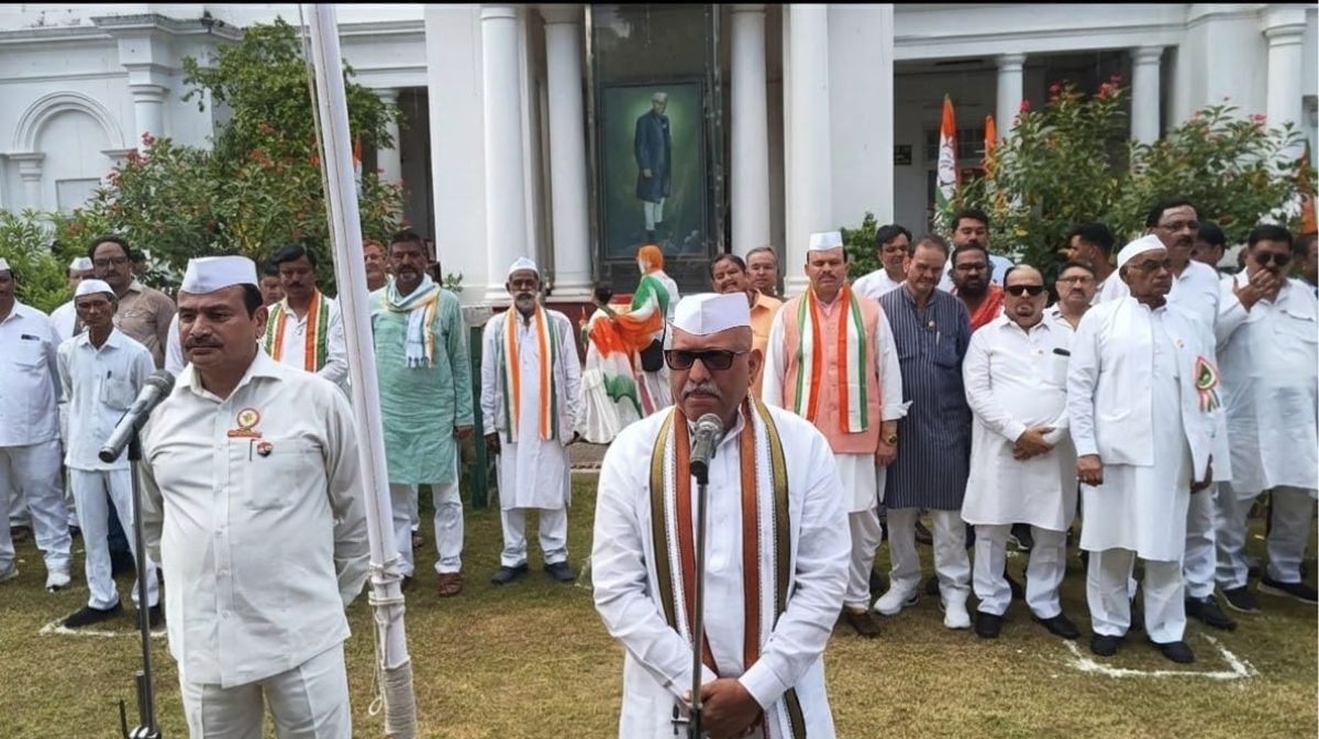 स्वतंत्रता दिवस पर कांग्रेस मुख्यालय में फहराया तिरंगा, अजय राय ने देश की एकता-अखंडता का लिया संकल्प