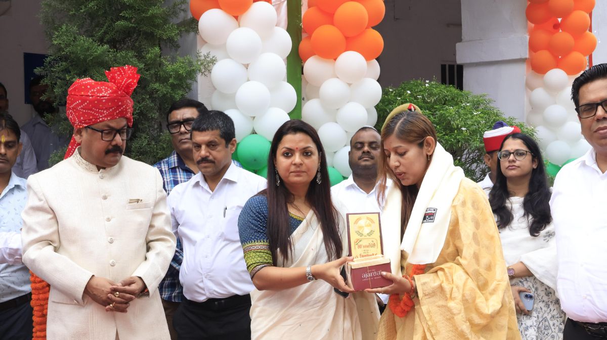 स्वतंत्रता दिवस पर कलेक्ट्रेट में गूंजा राष्ट्र सर्वोपरि का नारा, DM अविनाश सिंह ने फहराया तिरंगा