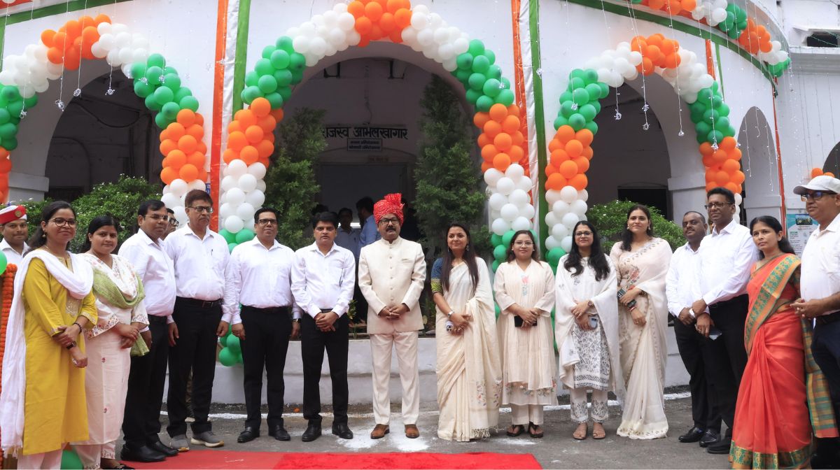 स्वतंत्रता दिवस पर कलेक्ट्रेट में गूंजा राष्ट्र सर्वोपरि का नारा, DM अविनाश सिंह ने फहराया तिरंगा
