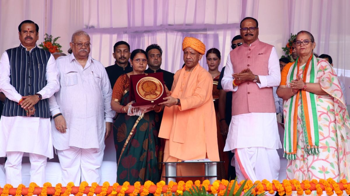 सीएम योगी ने किया बलिदानी वीरों के परिजनों का सम्मान