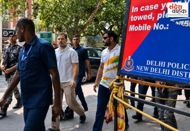जंतर-मंतर प्रदर्शन में हथियार के कथित इस्तेमाल मामले में FIR की मांग को लेकर धरने पर बैठे राहुल