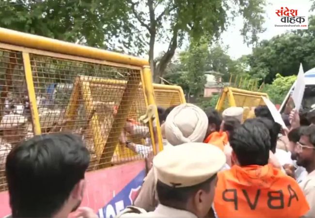 पंजाब पेपर लीक के विरोध में प्रदर्शन, शिक्षा मंत्री के इस्तीफे और CBI जांच की मांग