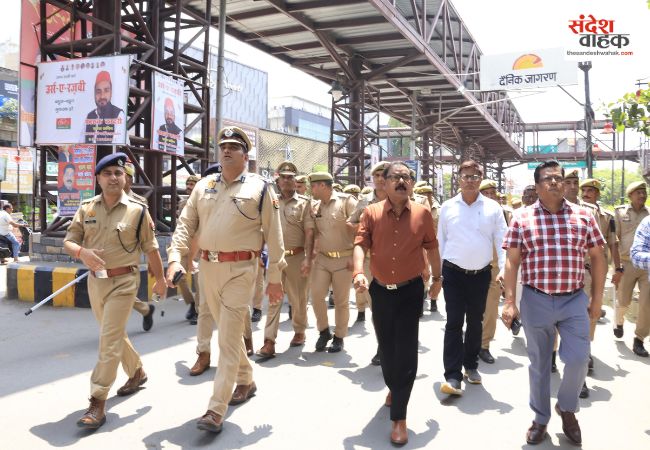 उर्स के दृष्टिगत जिलाधिकारी एवं वरिष्ठ पुलिस अधीक्षक ने दल-बल के साथ किया फ्लैग मार्च