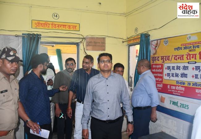 डीएम के औचक निरीक्षण में सीएचसी मिठवल में दो कर्मचारी मिले अनुपस्थित