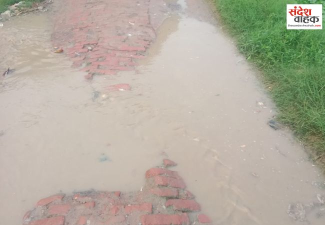 मलिहाबाद में रास्तों पर बह रहा कीचड़ और गंदा पानी, ग्रामीण परेशान