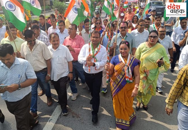 देशभक्ति के रंग में निकला तिरंगा यात्रा, DM अविनाश सिंह ने दिखाई हरी झंडी