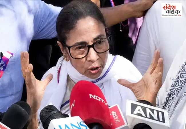 ममता बनर्जी के काफिले पर हमला, गाड़ी पर फेंके गए पत्थर और कीचड़