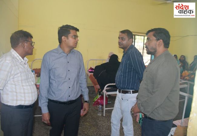 डीएम के औचक निरीक्षण में सीएचसी मिठवल में दो कर्मचारी मिले अनुपस्थित