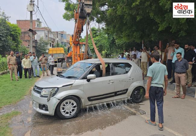 आशियाना में अनियंत्रित होकर नाले में गिरी कार, मासूम और बुजुर्ग समेत 3 लोगों को सुरक्षित निकाला गया