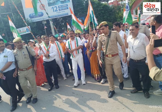 देशभक्ति के रंग में निकला तिरंगा यात्रा, DM अविनाश सिंह ने दिखाई हरी झंडी