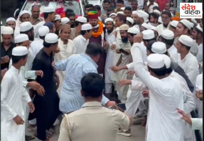 बृजभूषण शरण सिंह का मदरसा छात्रों ने किया जोरदार स्वागत