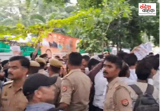 लाइब्रेरियन भर्ती की मांग पर युवाओं ने किया डिप्टी सीएम आवास का घेराव
