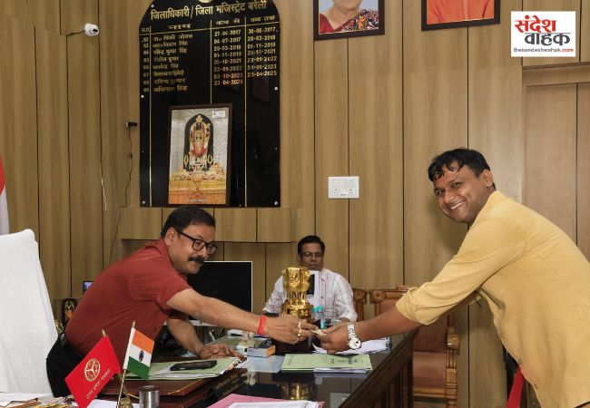 सतर्कता के लिए सुरक्षा कर्मियों को धनराशि देकर किया गया सम्मानित