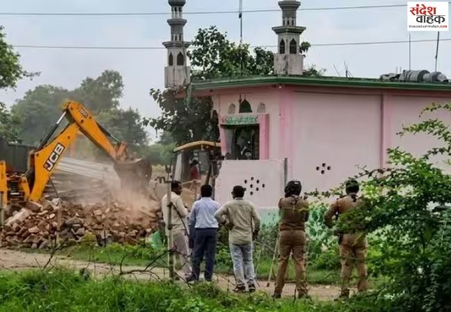 गाजीपुर में चारागाह की जमीन पर बनी अवैध दरगाह पर चला बुलडोजर