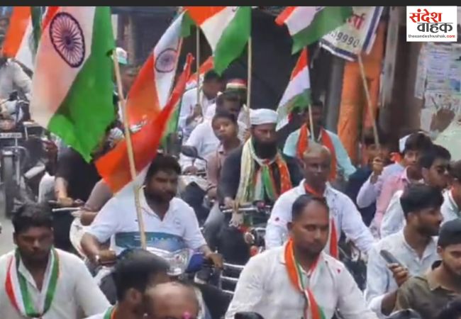 धूमधाम से निकाली गई तिरंगा शोभायात्रा