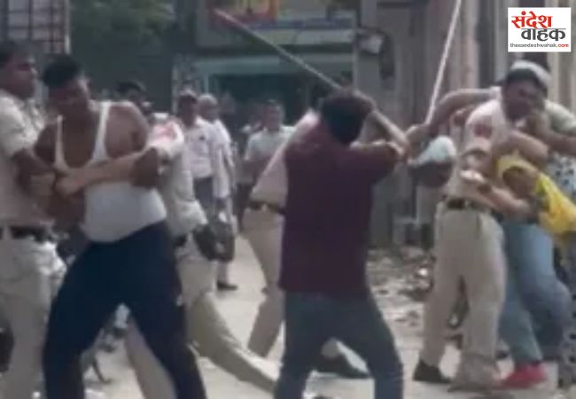 दिल्ली में पुलिसकर्मियों की आंखों में मिर्च उड़ेलकर लाठी-डंडों से पीटा, 3 घायल