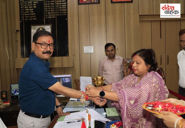जिलाधिकारी को राखी बांधकर दिया भाईचारे और महिला सशक्तिकरण का संदेश