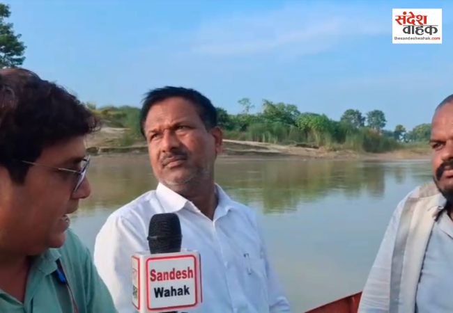 जर्जर नाव की जगह नई नाव मिलने पर सियासत