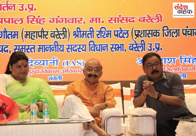 570 नवचयनित आंगनबाड़ी सहायिकाओं को बांटे गए नियुक्ति पत्र