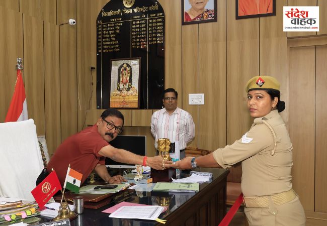 सतर्कता के लिए सुरक्षा कर्मियों को धनराशि देकर किया गया सम्मानित