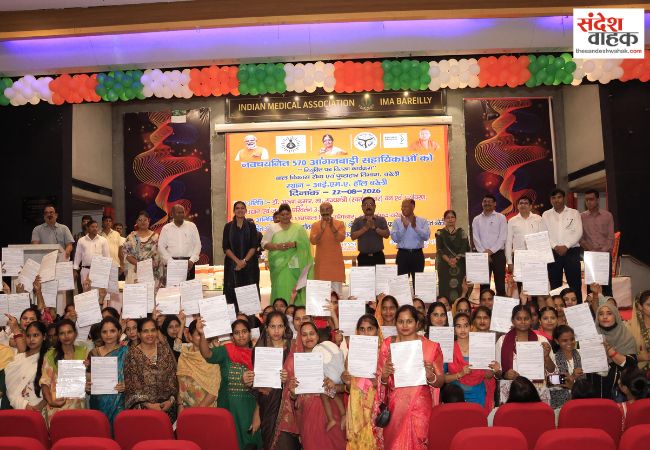 570 नवचयनित आंगनबाड़ी सहायिकाओं को बांटे गए नियुक्ति पत्र
