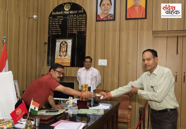 सतर्कता के लिए सुरक्षा कर्मियों को धनराशि देकर किया गया सम्मानित