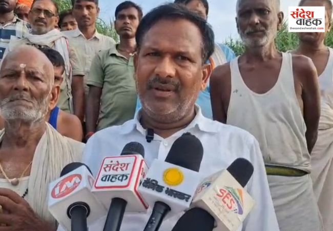 जर्जर नाव की जगह नई नाव मिलने पर सियासत