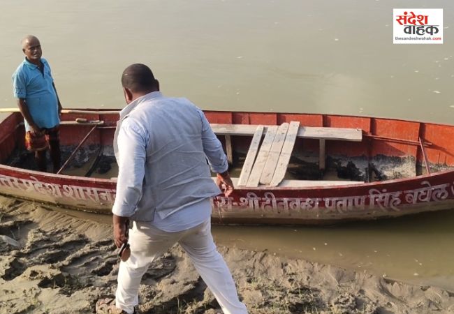 जर्जर नाव की जगह नई नाव मिलने पर सियासत