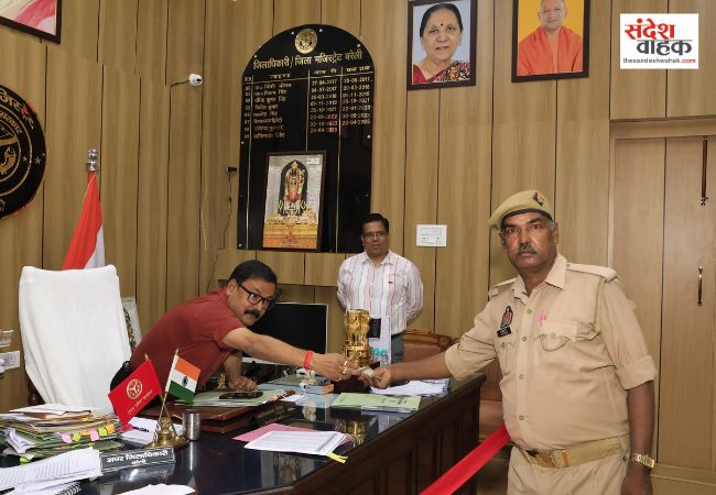 सतर्कता के लिए सुरक्षा कर्मियों को धनराशि देकर किया गया सम्मानित