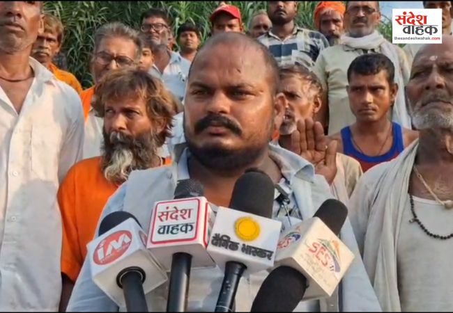 जर्जर नाव की जगह नई नाव मिलने पर सियासत